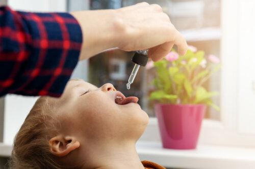 medicamento nino gotero vitaminas aporte suplemento mano madre bebe toma carencia deficit