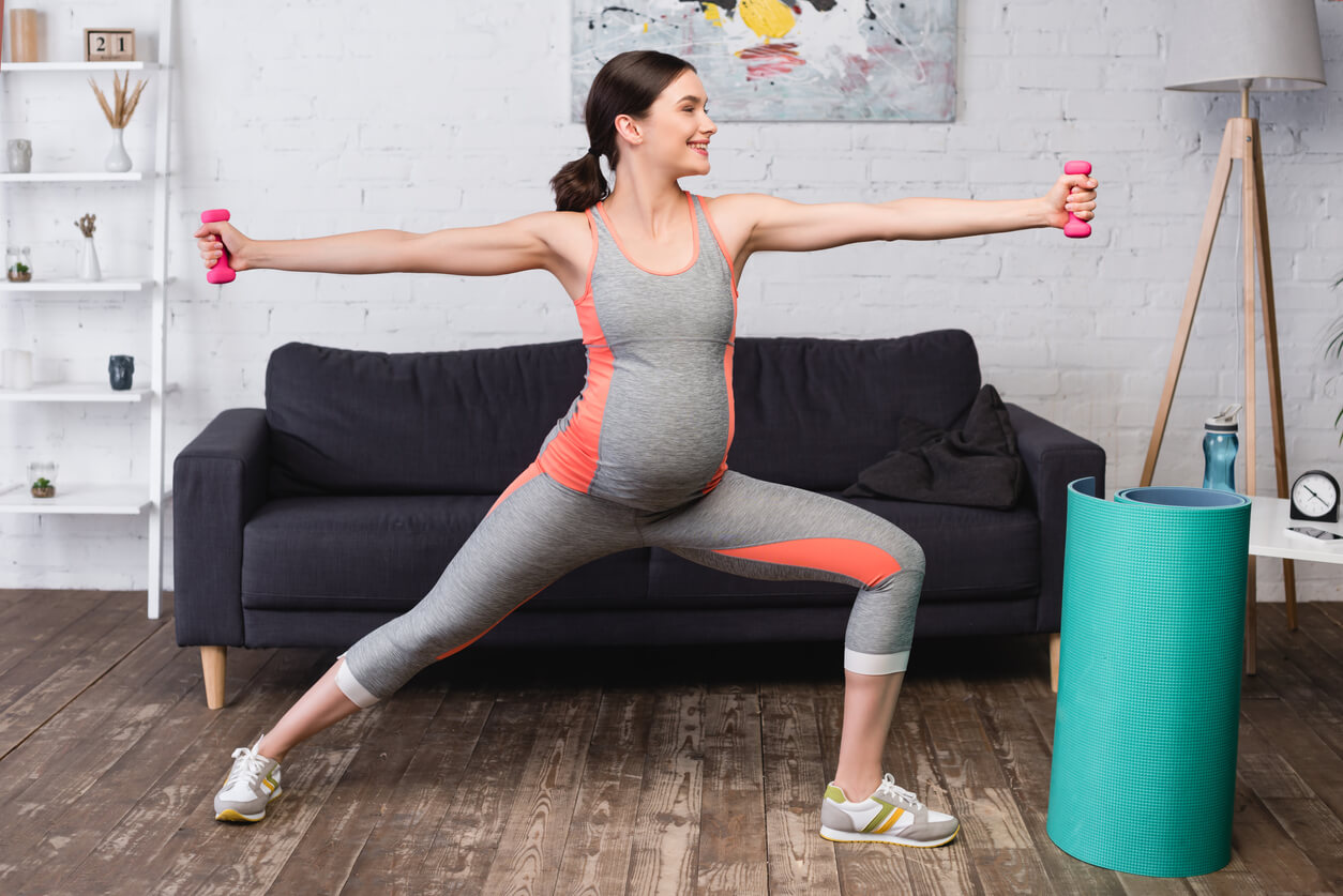 embarazada deporte actividad fisica habito saludable ropa deportiva adaptada tecnica mancuernas mat sillon casa yoga fitness habito actividad deportiva