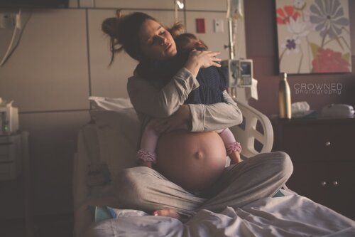 Emotiva foto: madre abrazando a su hija antes de recibir a su nuevo bebé