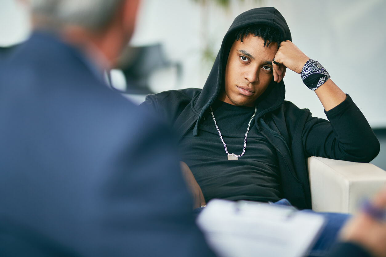 En deprimert tenåring snakker med en psykolog.