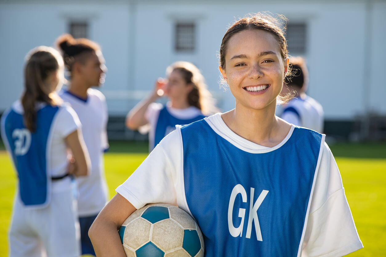 joven adolescente juega futbol soccer deporte descanso feliz salud