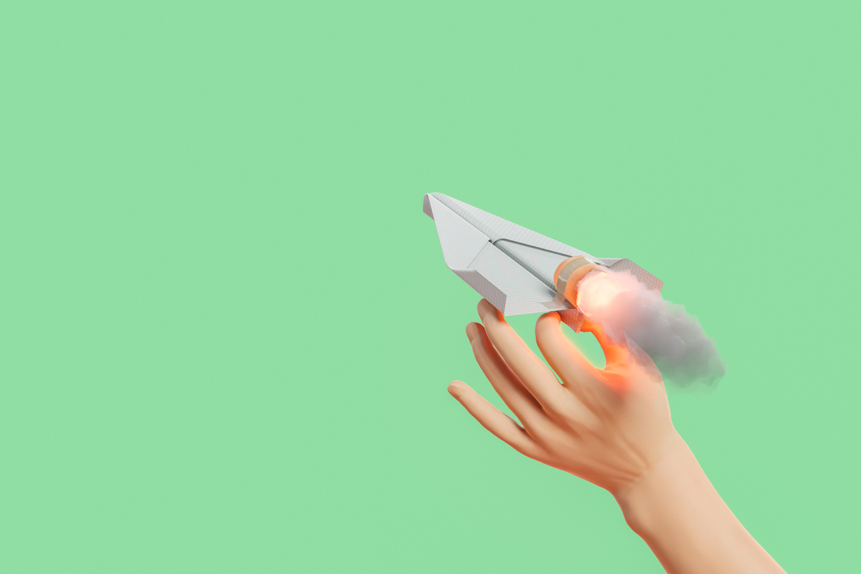 Un avion en papier qui décolle.