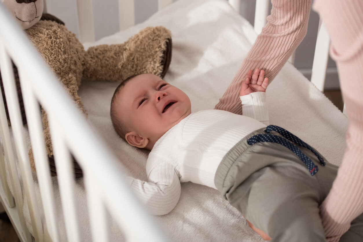 mama acuesta bebe cuna despierta llora sueño fases