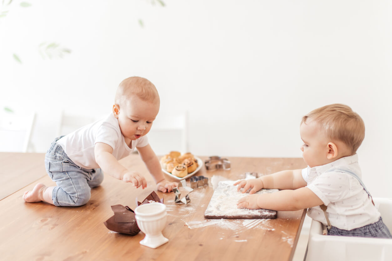 bebes ninos preparan masa galleta casera mesada meson silla gateo harina chocolate cortante