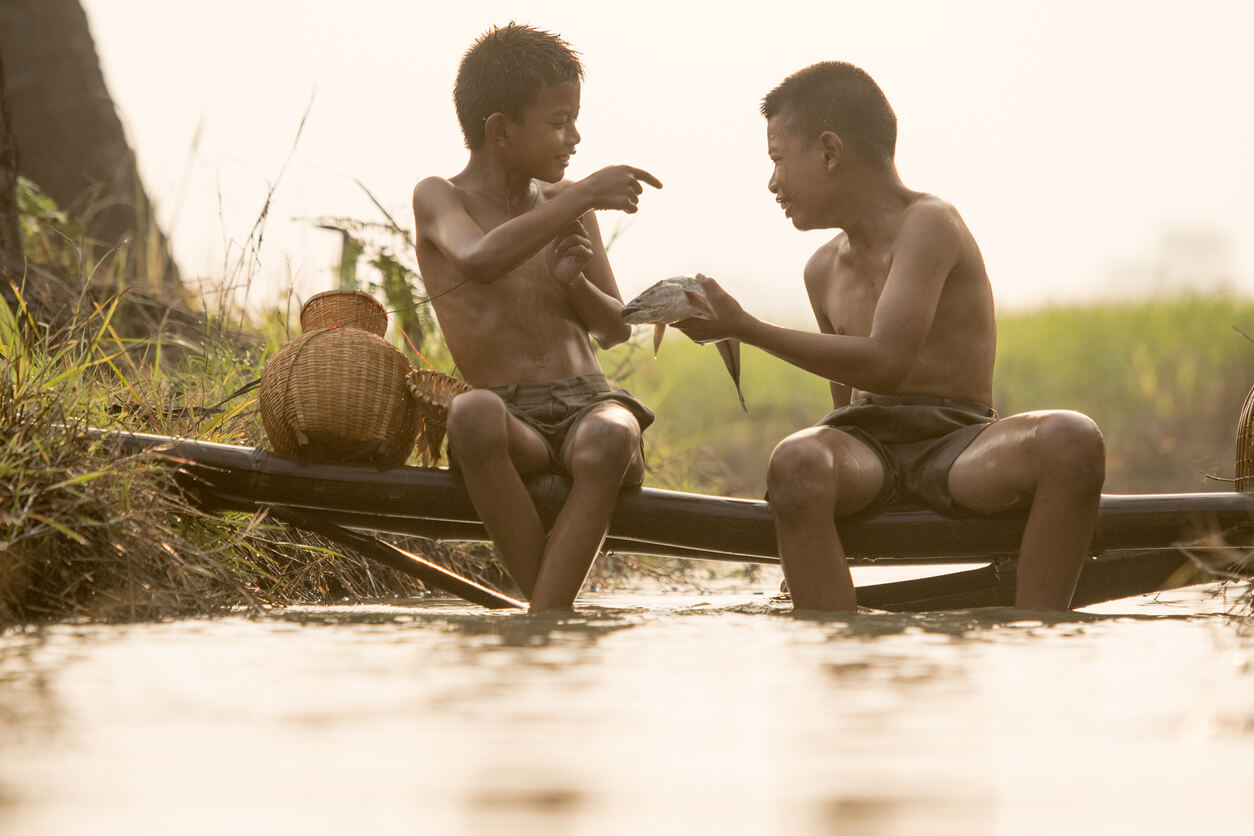 bambini giovani pescatori asiatici