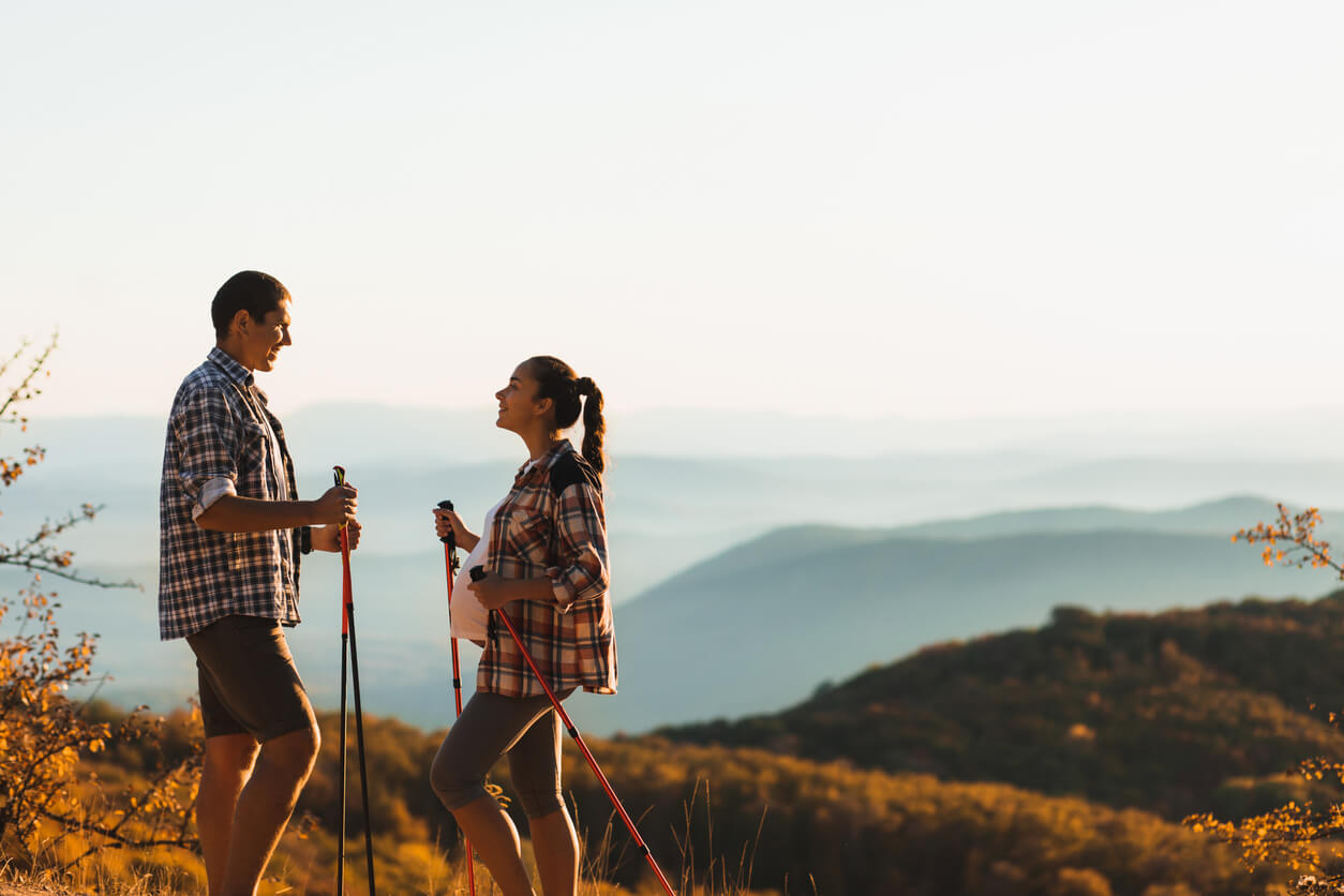 Wenn sich ein Baby ins Becken senkt - Schwangere Frau beim Wandern mit ihrem Partner