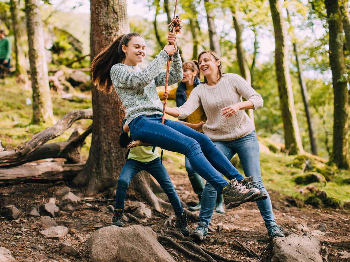 jogo de lazer ao ar livre balançar árvore corda menina adolescente diversão tempo livre