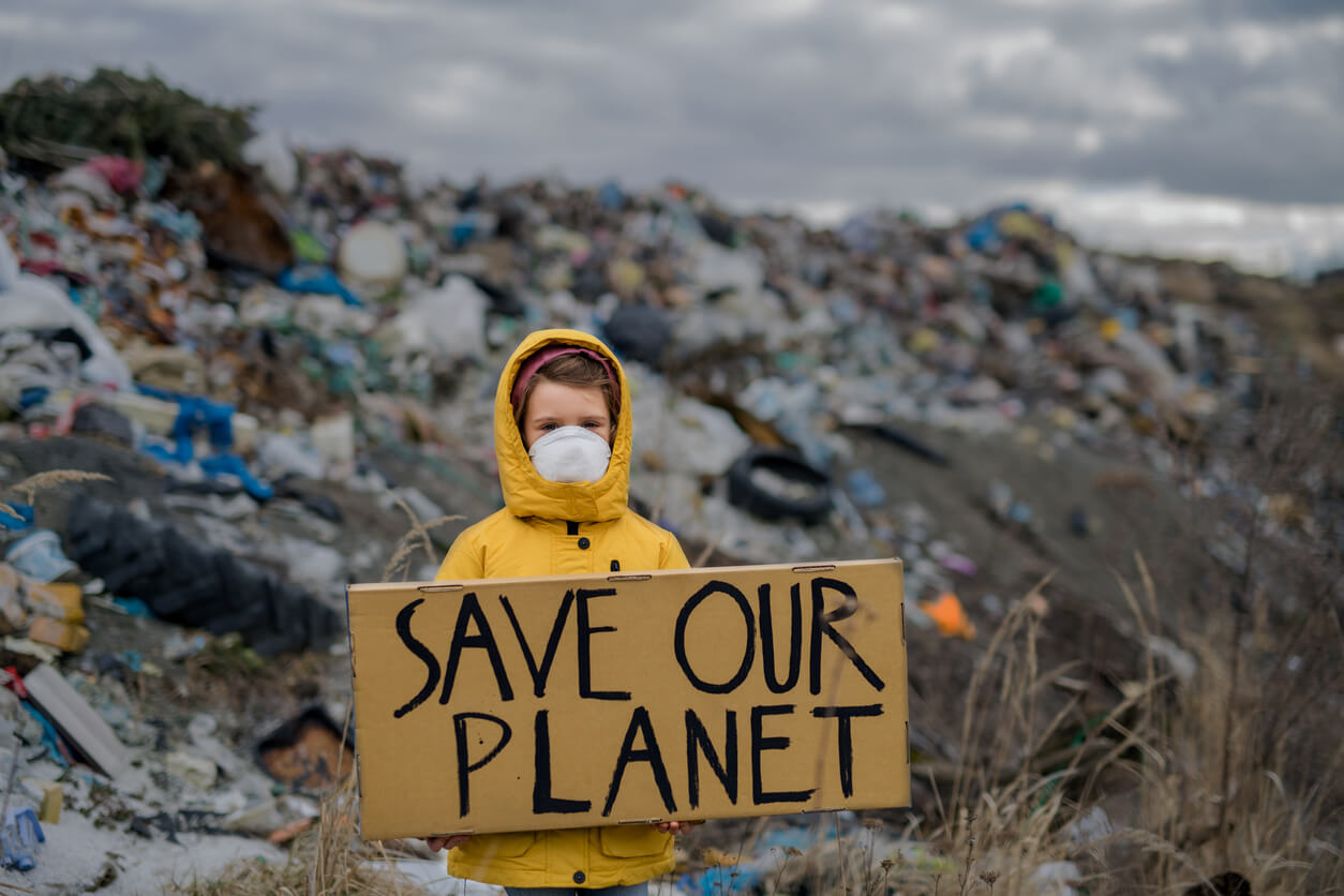 concepto polucion ambiental contaminacion salve al planeta pedido ayuda nino cartel en mano