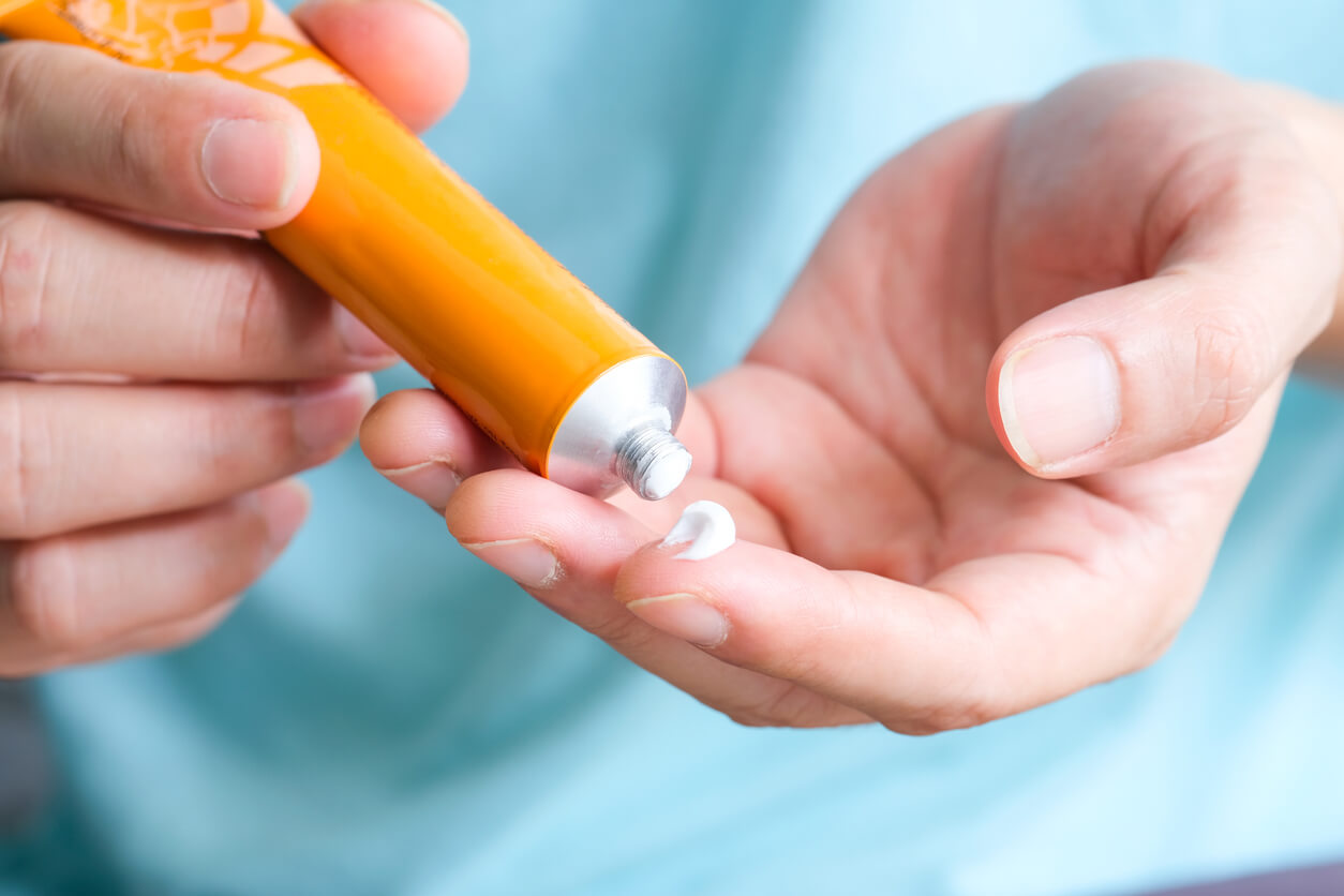 Lactancia materna y cremas con esteroides: qué debes saber