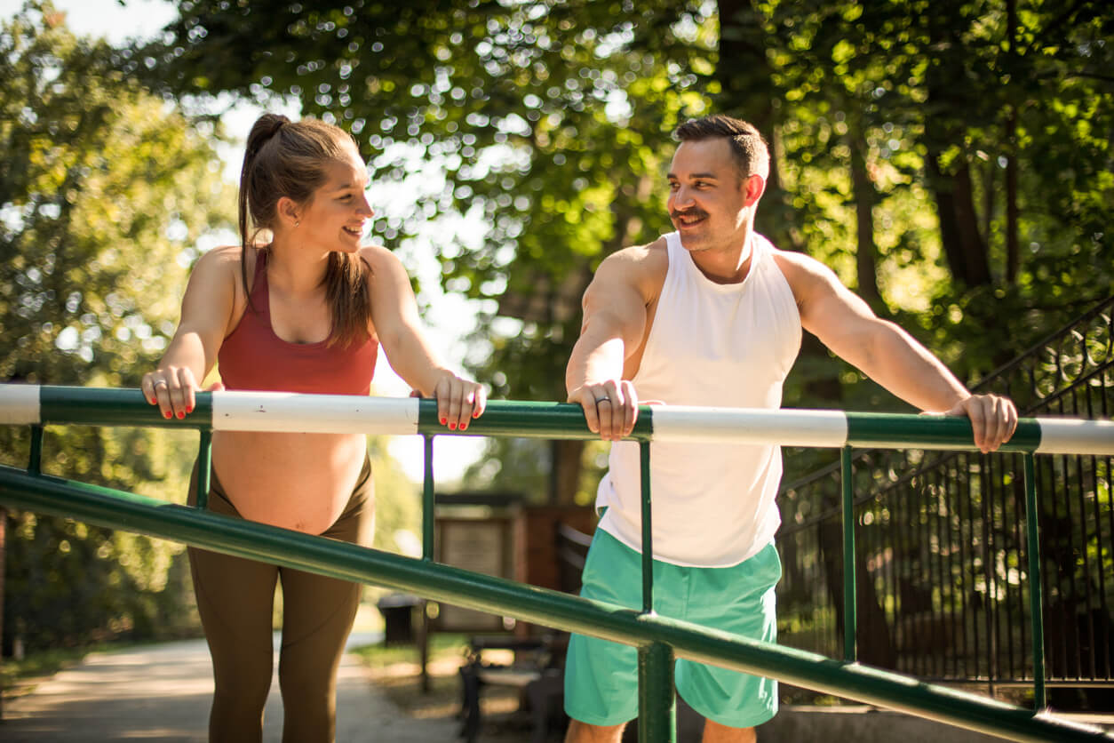 atividade física esporte esportes casal exercícios compartilhados gravidez