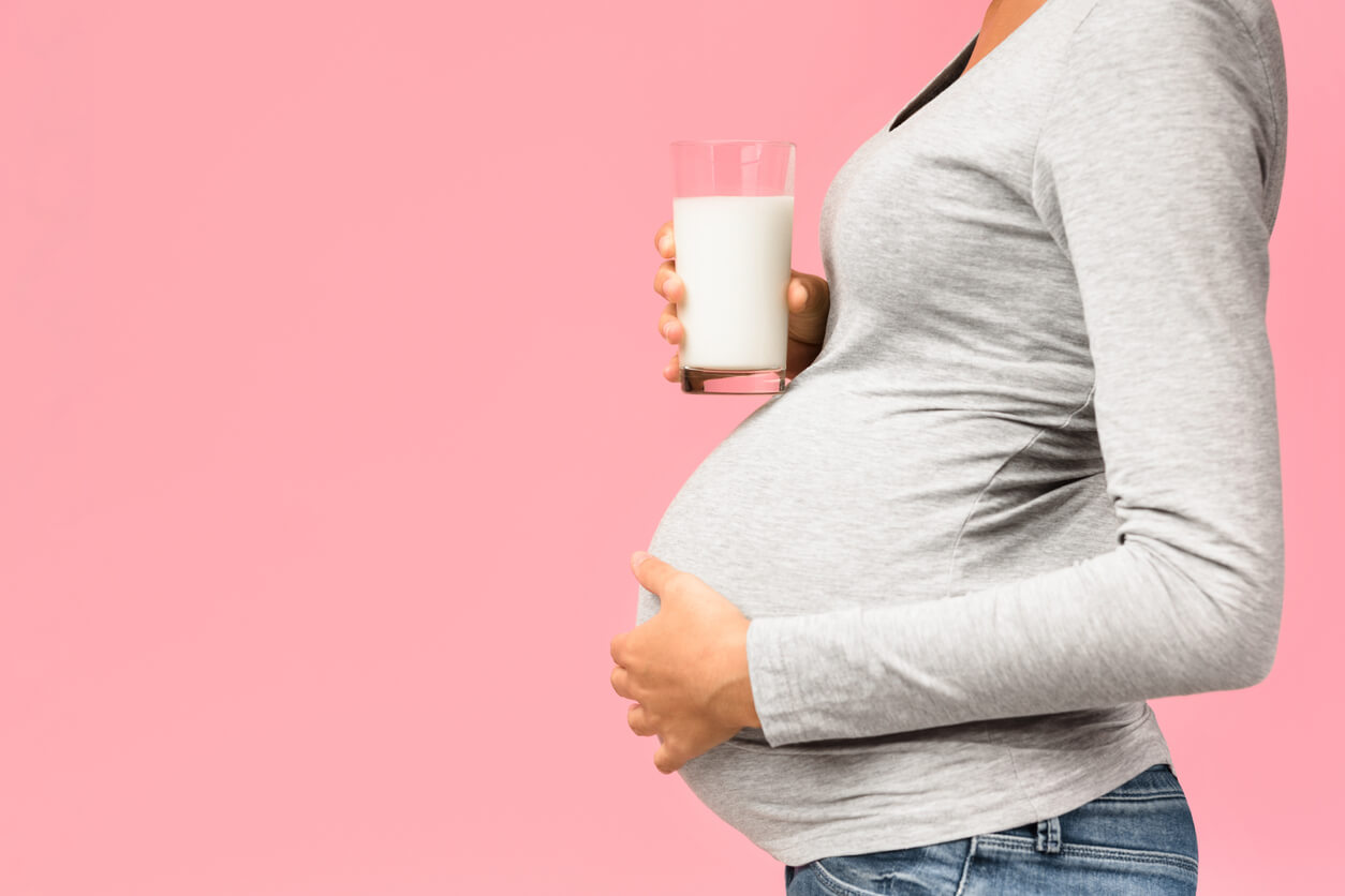 ¿Por qué la embarazada necesita tomar leche?