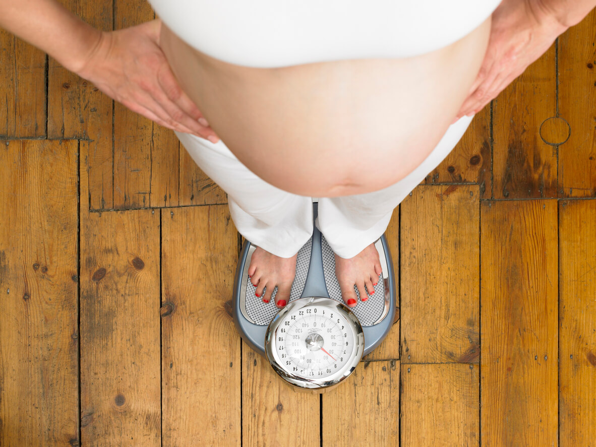 embarazada se pesa bascula balanza panza vientre