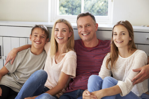 padres hijos adolescentes feliz posan sillon living estar casa convivencia armonia felicidad dialogo