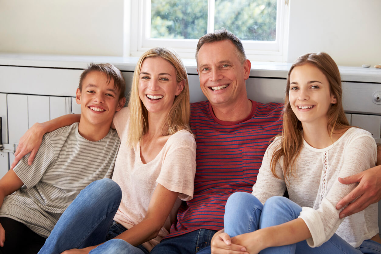 Padres hijos adolescentes feliz posan sillon living estar casa convivencia armonia felicidad dialogo