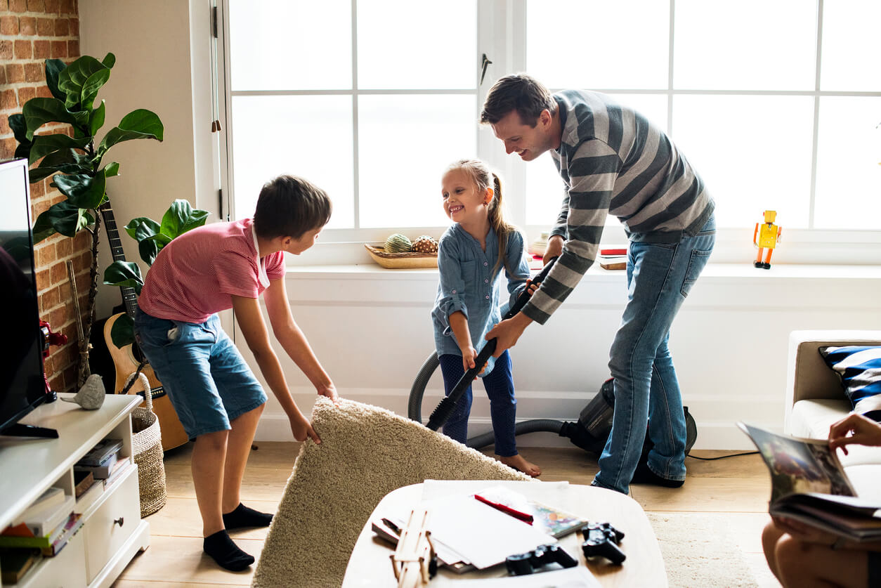 familia padre hijos limpian hogar sala trabajo compartido responsabilidades