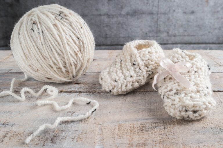 ¿Qué tipo de lana comprar si vas a tejer ropa de bebé?
