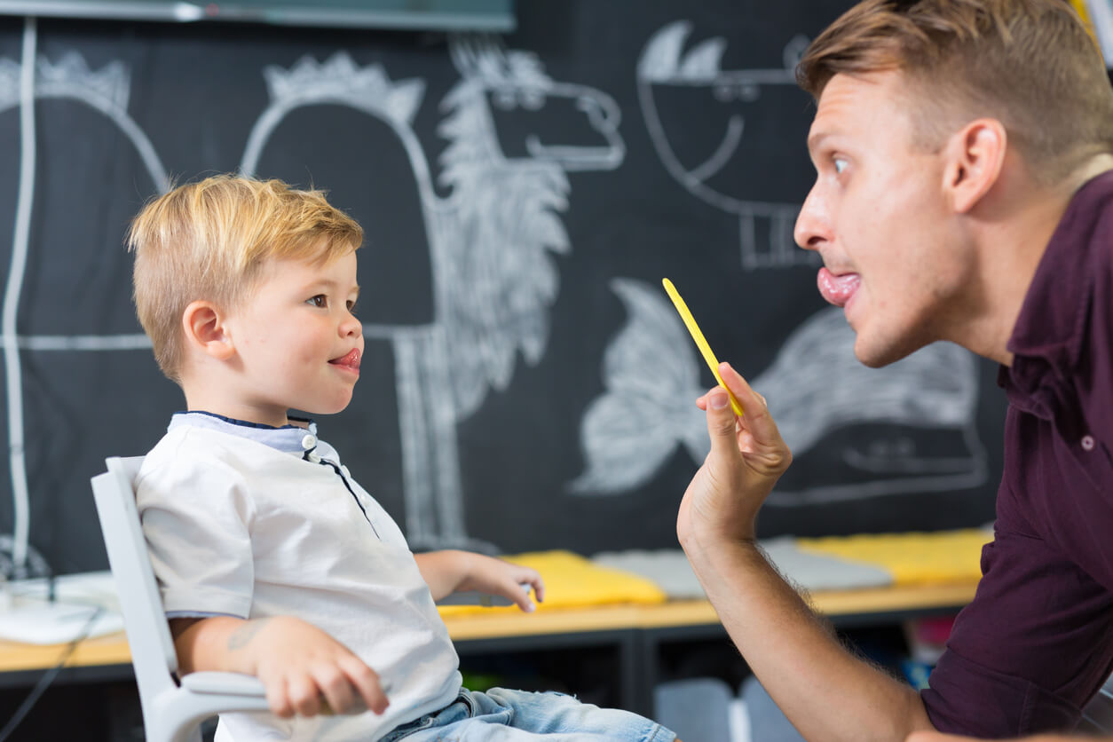 Insegnare ai bambini a masticare.