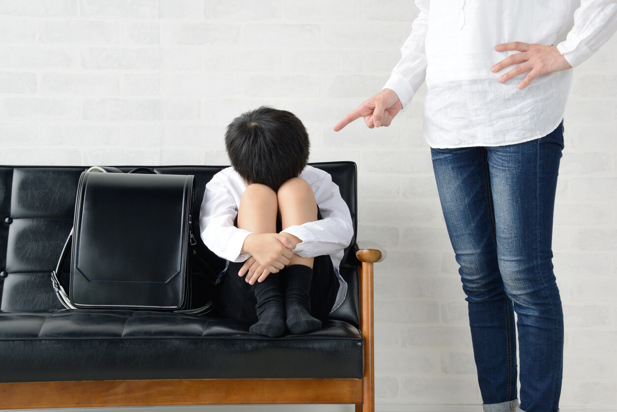 sobreprotectora disciplina hijo regana