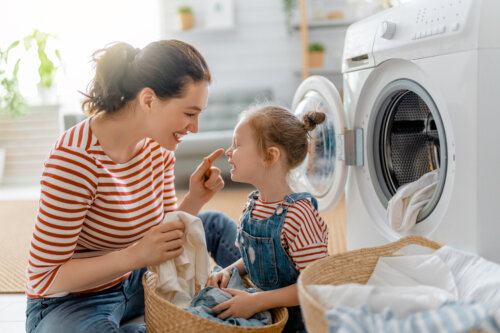 mama e hija hacen juntas lavanderia lavan ropa lavadora tareas domesticas compartidas