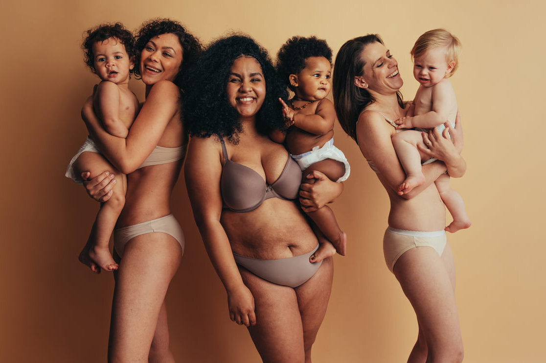 grupo madres felices posa bebe cuerpo posparto confianza