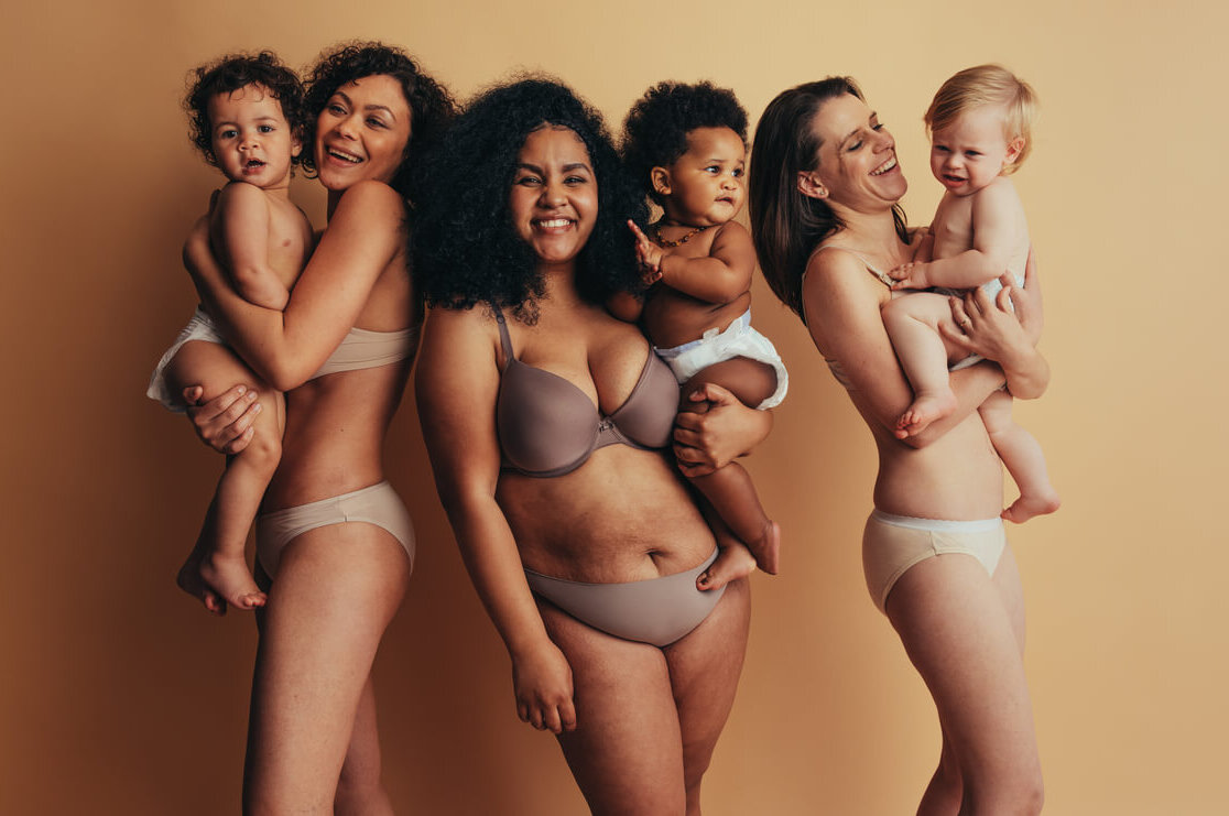 Trois femmes qui posent avec leurs bébés respectifs.