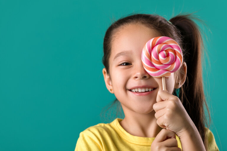 5 alimentos que debes evitar para cuidar los dientes de tus hijos
