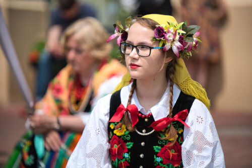 joven adolescente con traje tradicional polaco polonia