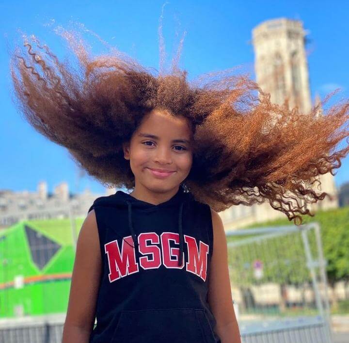 Farouk James petit garçon aux cheveux longs