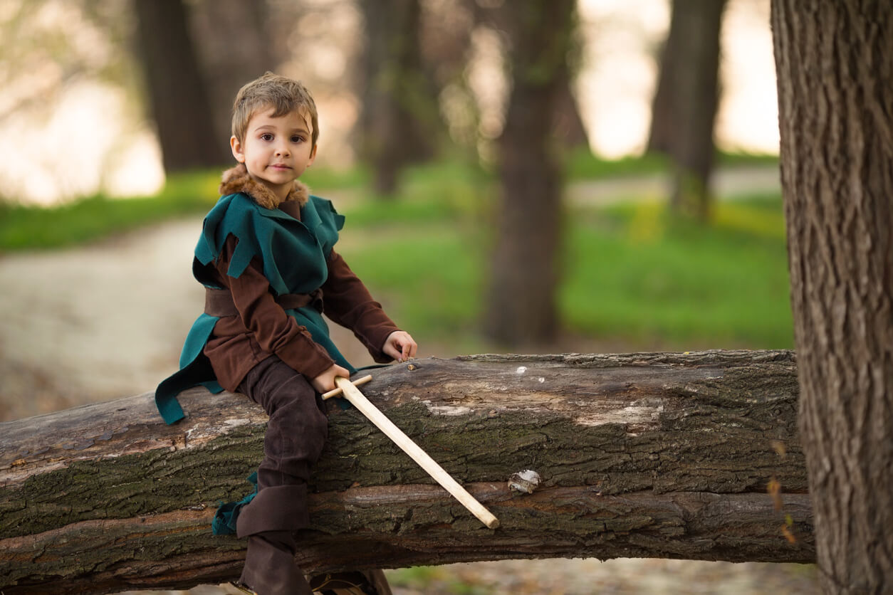 enfant homme déguisé médiéval moyen âge épée arbre