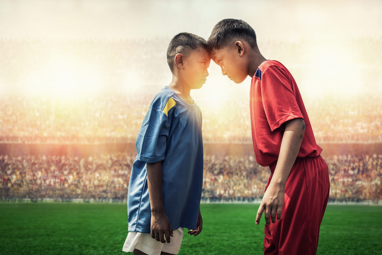 concepto rivalidad deportiva ira jugadores ninos futbol
