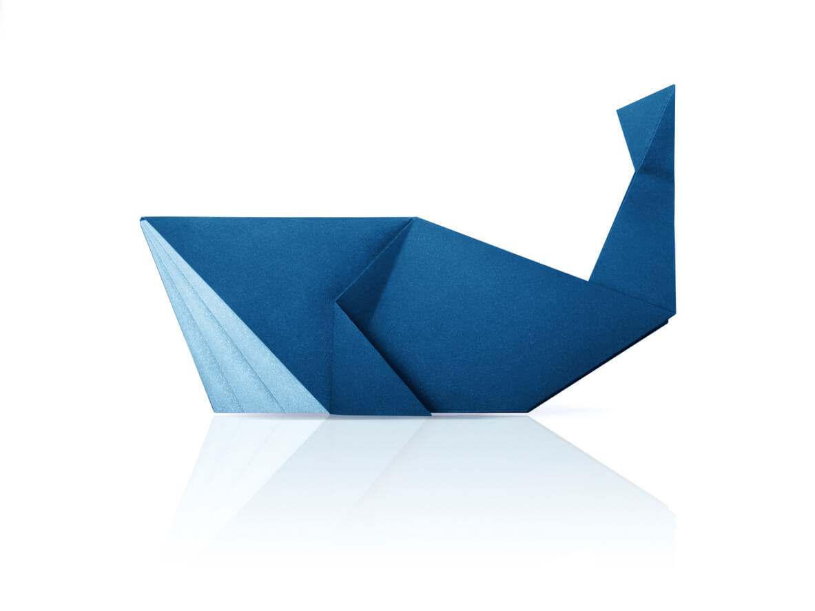 Une baleine bleue en origami.