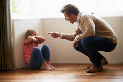 padre grita maltrata intimida hija pequena nina asustada