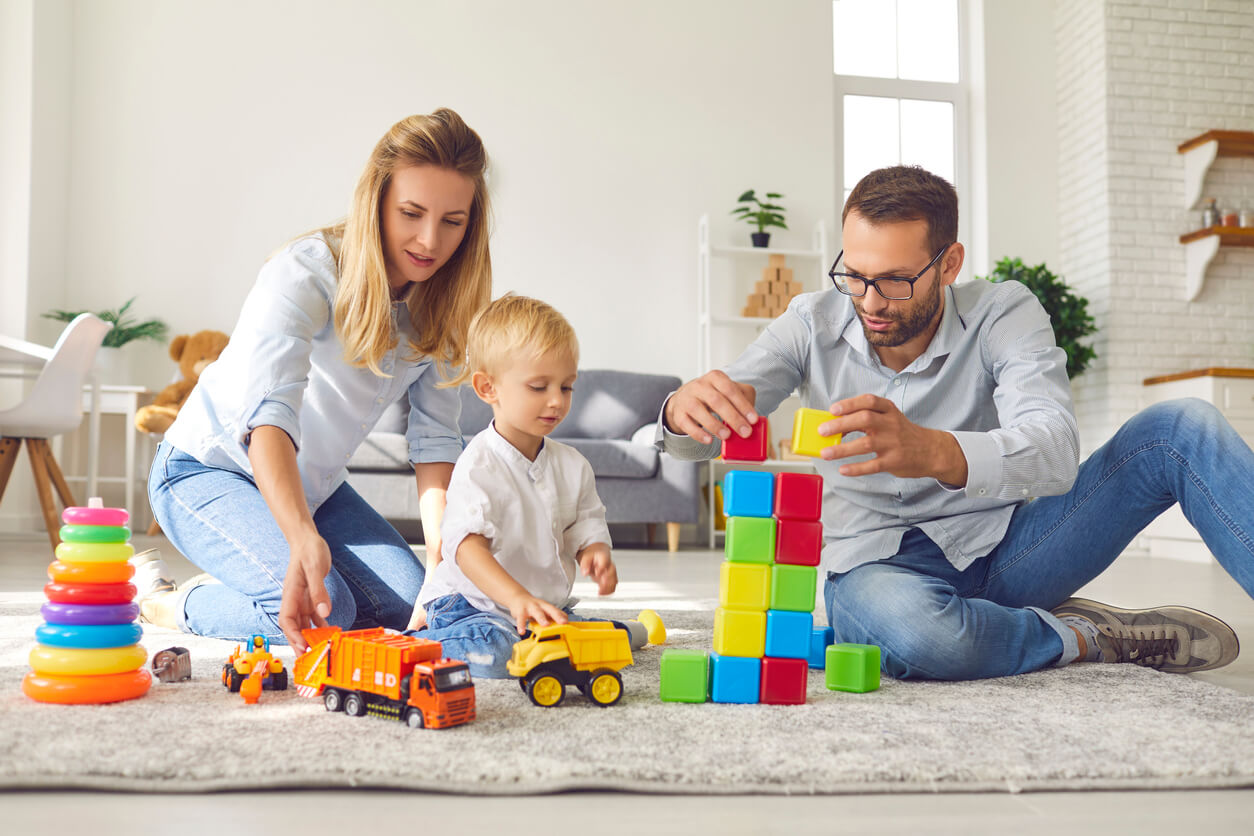 familia juega juntos padre madre nino bloques encastre arrastre estimulacion psicomotricidad temprana neuro desarrollo