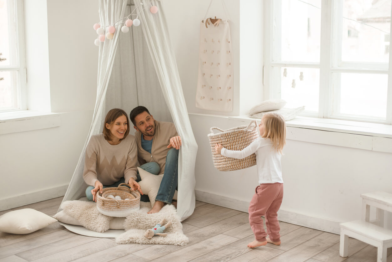 Deux parents qui créent un espace de détente avec leur fille.