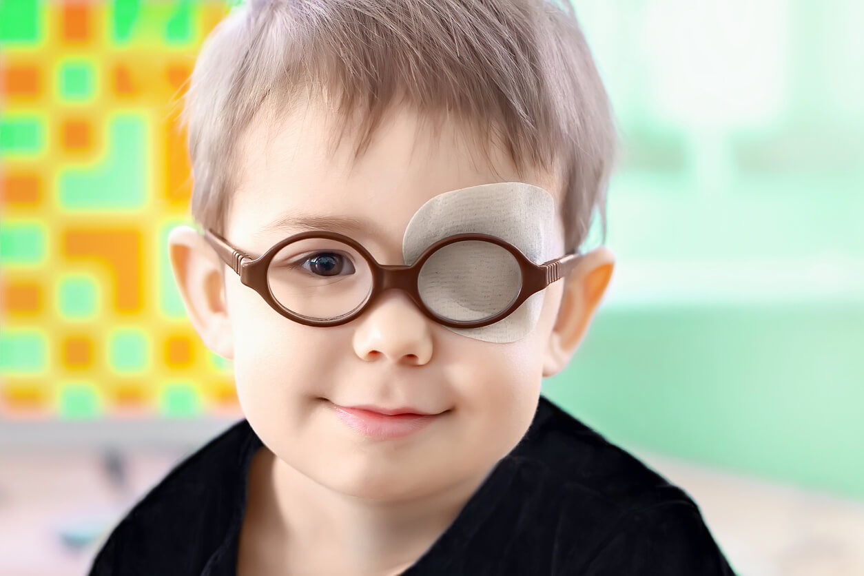 Un enfant avec un patch oculaire. 