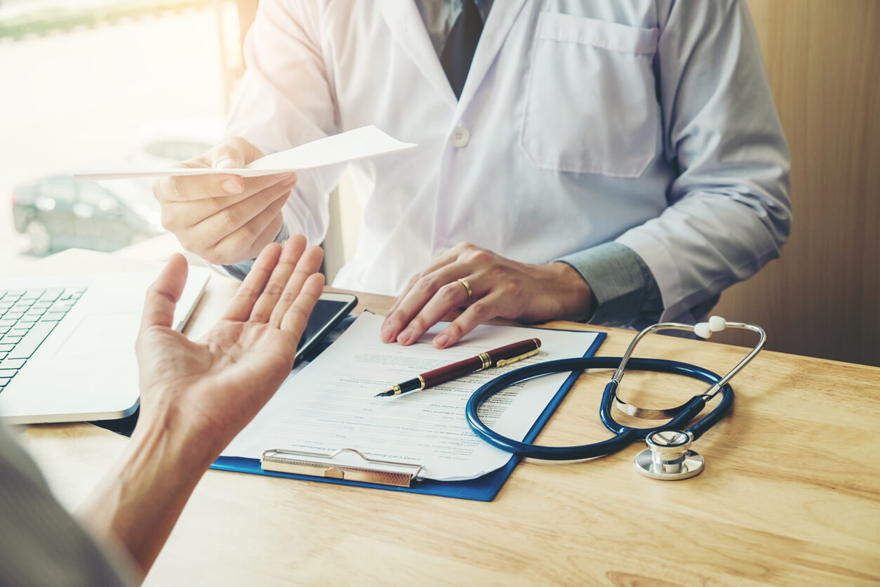 Un médecin qui prescrit une ordonnance.