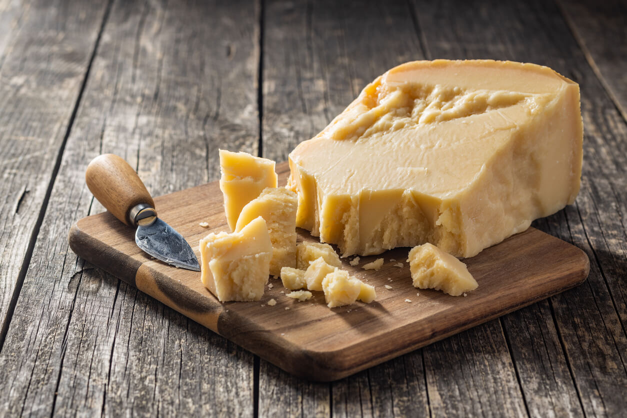 Planche avec du fromage.