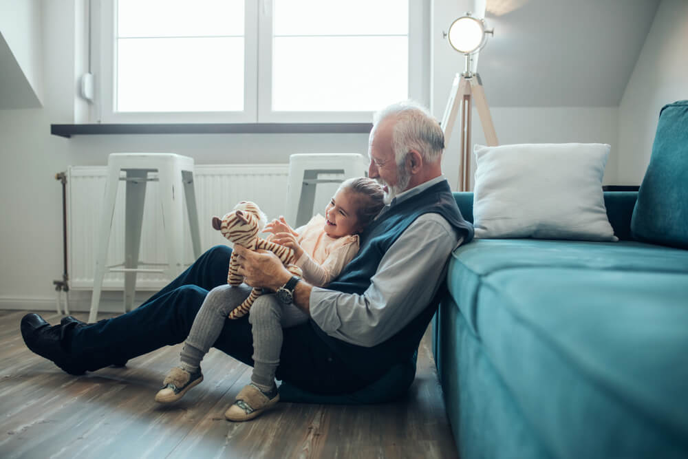 Grand-père jouant avec sa petite-fille.