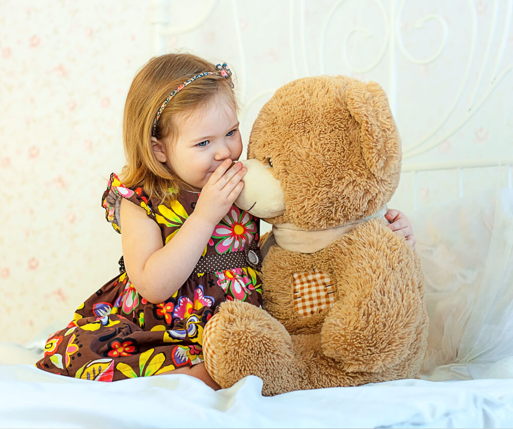 Garçon parle seul avec son ours.