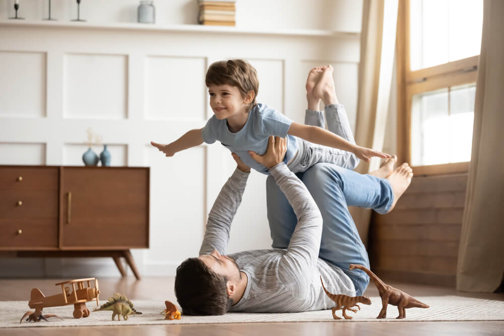 père qui s'amuse avec son fils