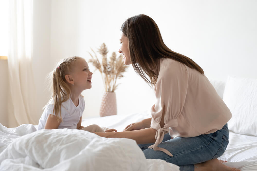 maman qui utilise la méthode de la rose et de l'épine avec sa petite fille