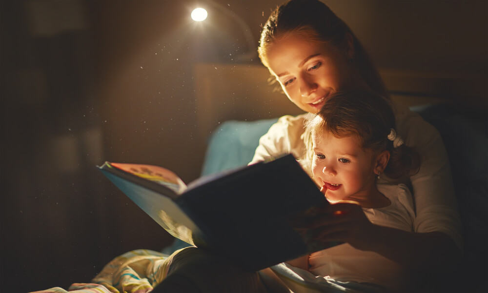 Mamá e hija leyendo un cuento.