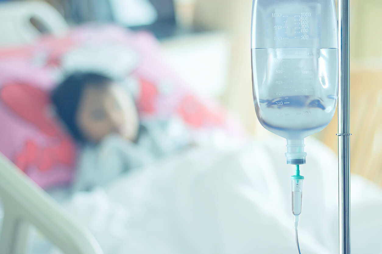 fluidothérapie traitement endoveineux solution saline médicament baxter via tubulure enfant lit d'hôpital hospitalisation