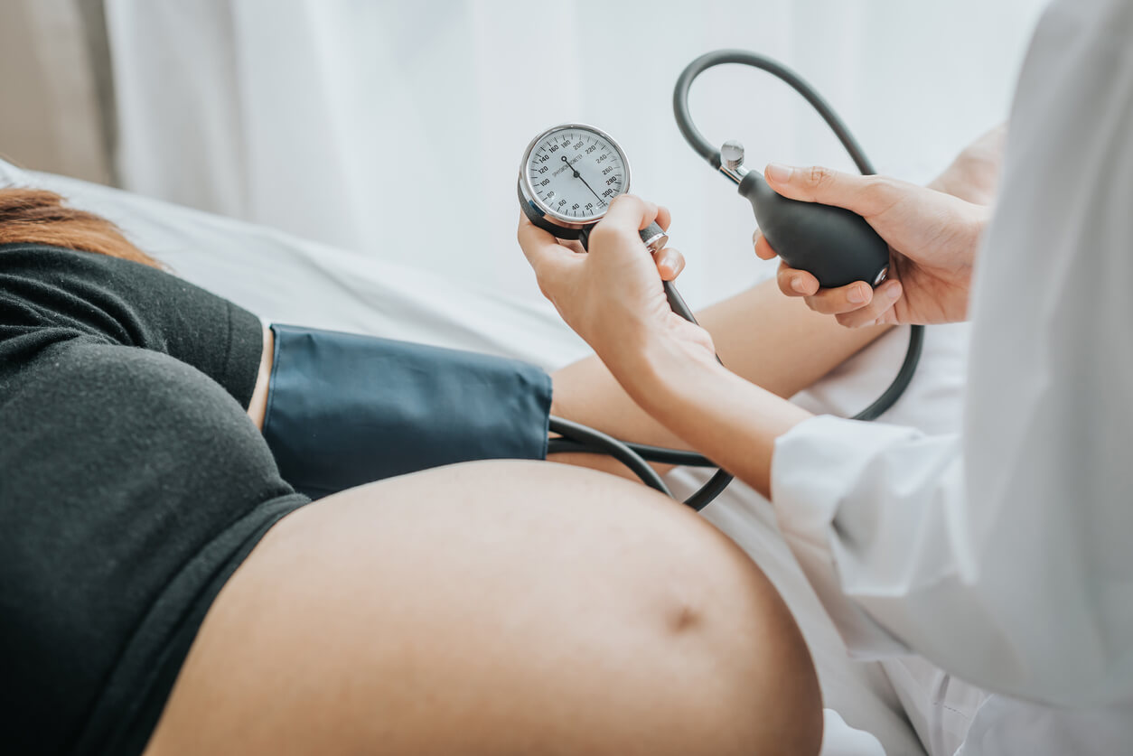 mujer embarazada obstetra control presion arterial acostada decubito