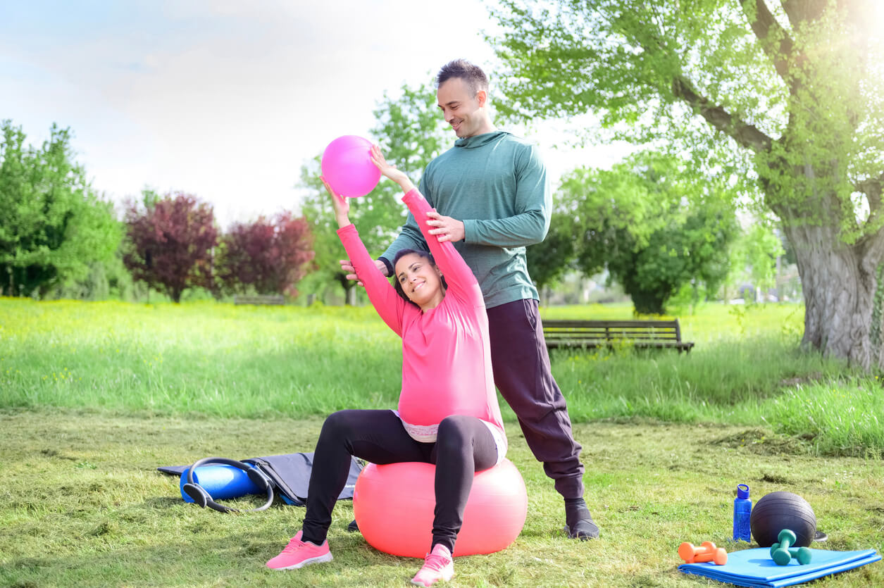 Un couple qui font du sport ensemble pendant la grossesse. 