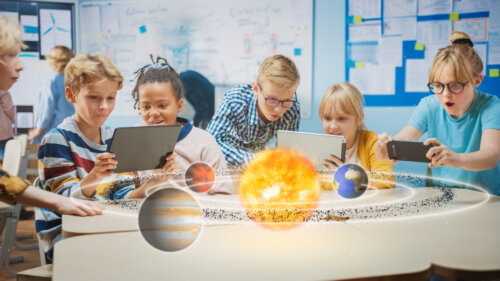 niños escuela aprenden cosmos astronomia sistema solar aplicaciones moviles apps tableta celular digital