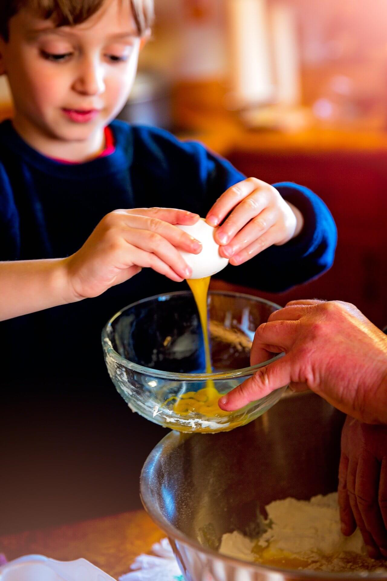 Cuisiner avec vos enfants le week-end est une façon de valoriser les moments partagés en famille.