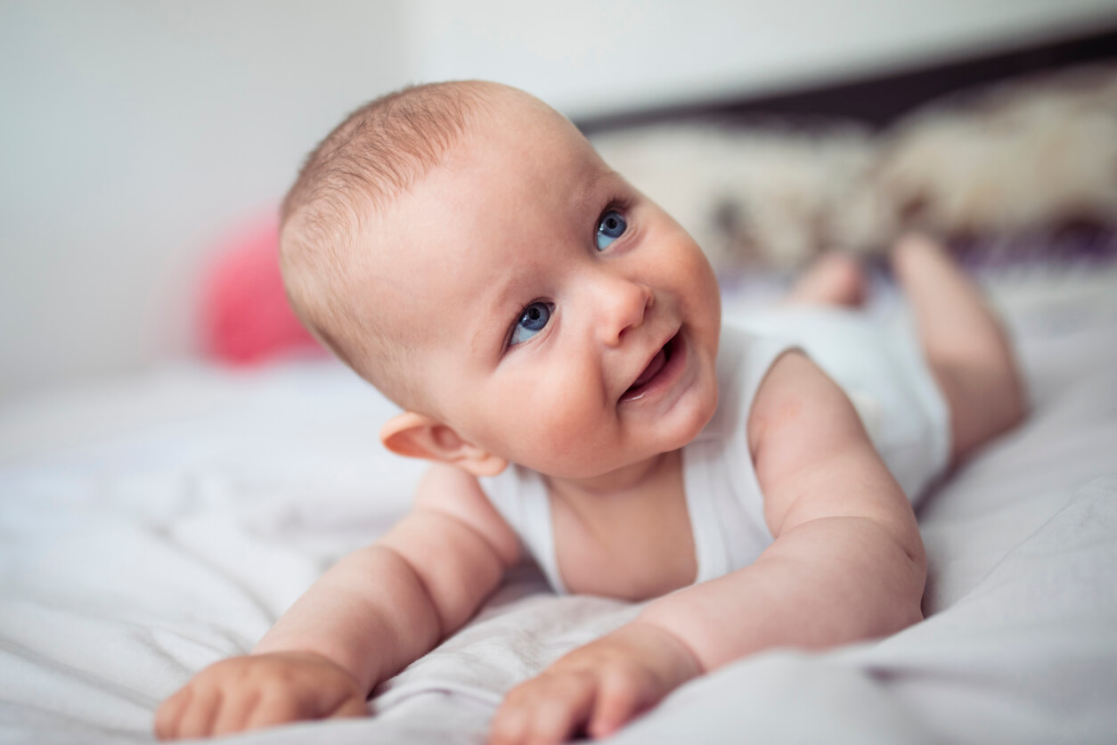 bambino felice gioca a letto capovolto