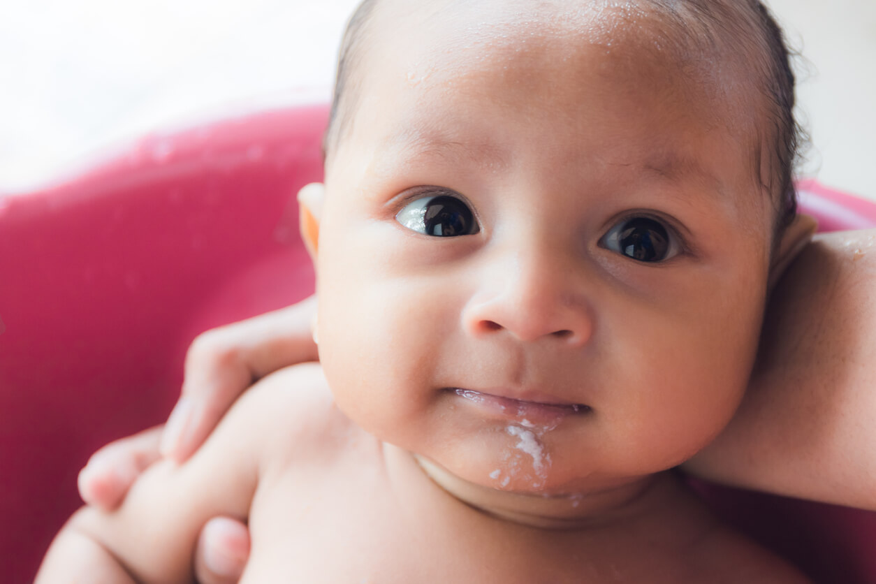 régurgitation lait bébé