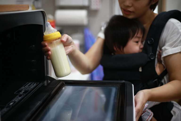 ¿Se puede calentar la leche del bebé en el microondas?